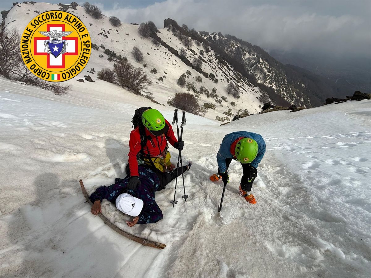 Etna, escursionista scivola in un canalone sulla Schiena dell’Asino ...