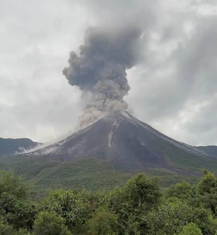 eruzione Reventador Ecuador
