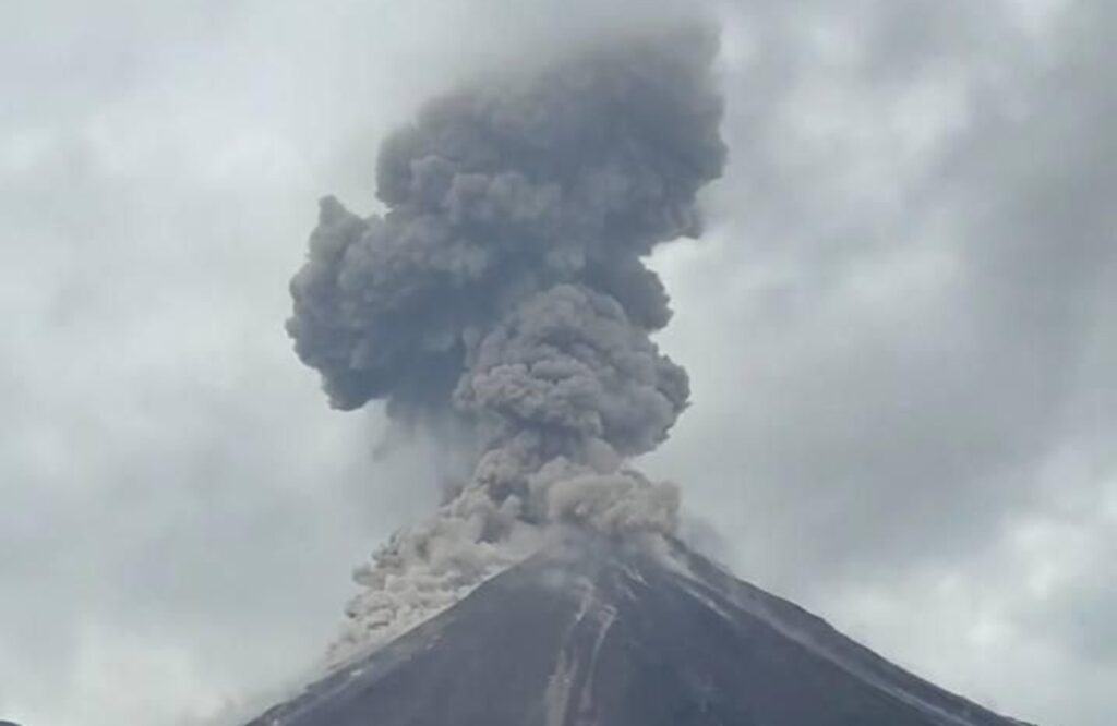 eruzione Reventador Ecuador