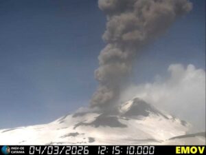 eruzione etna 4 marzo 2026