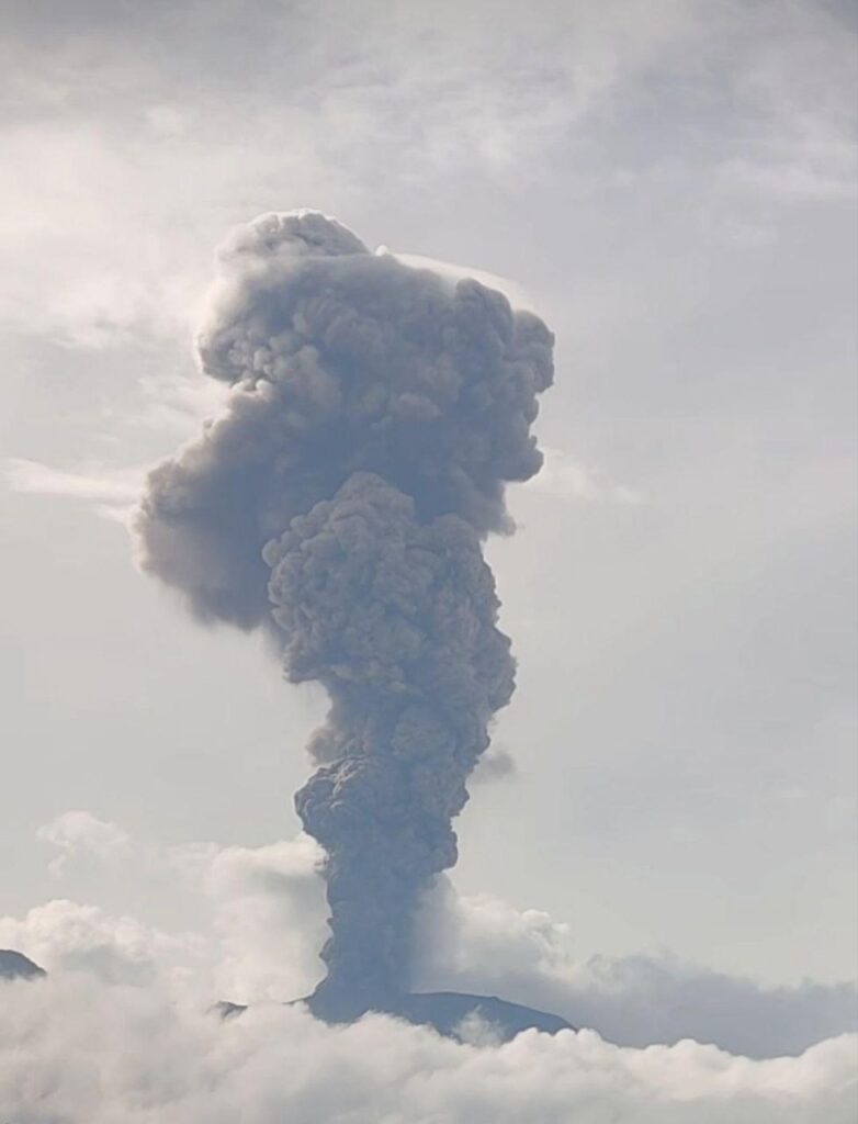 eruzione monte marapi indonesia