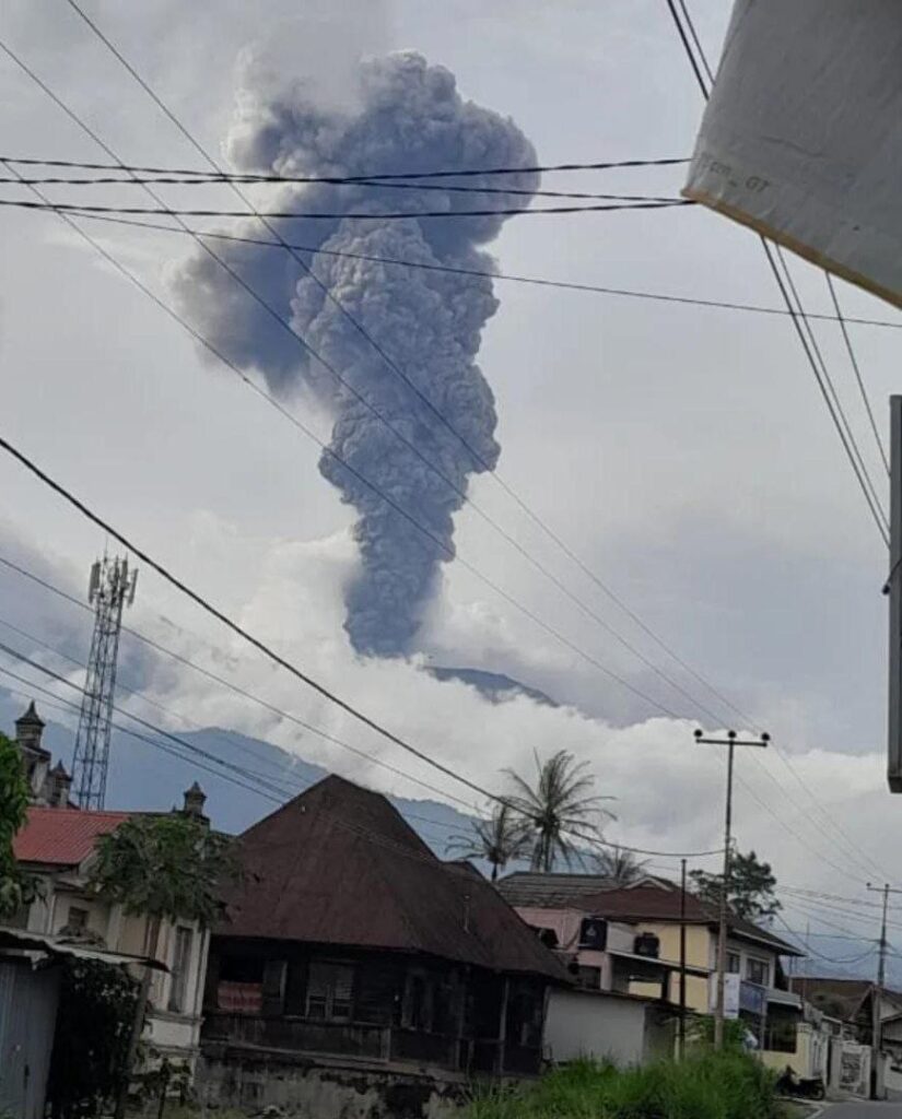 eruzione monte marapi indonesia