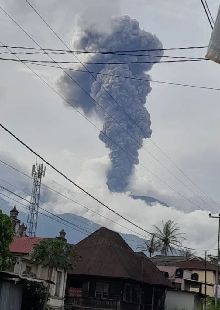 eruzione monte marapi indonesia