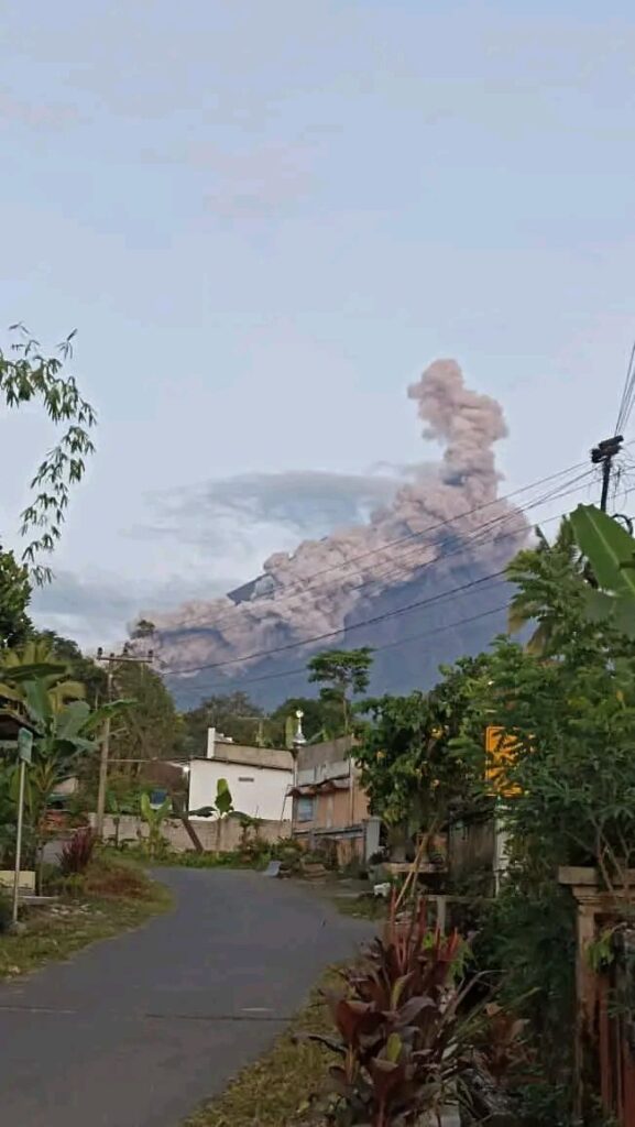eruzione semeru indonesia