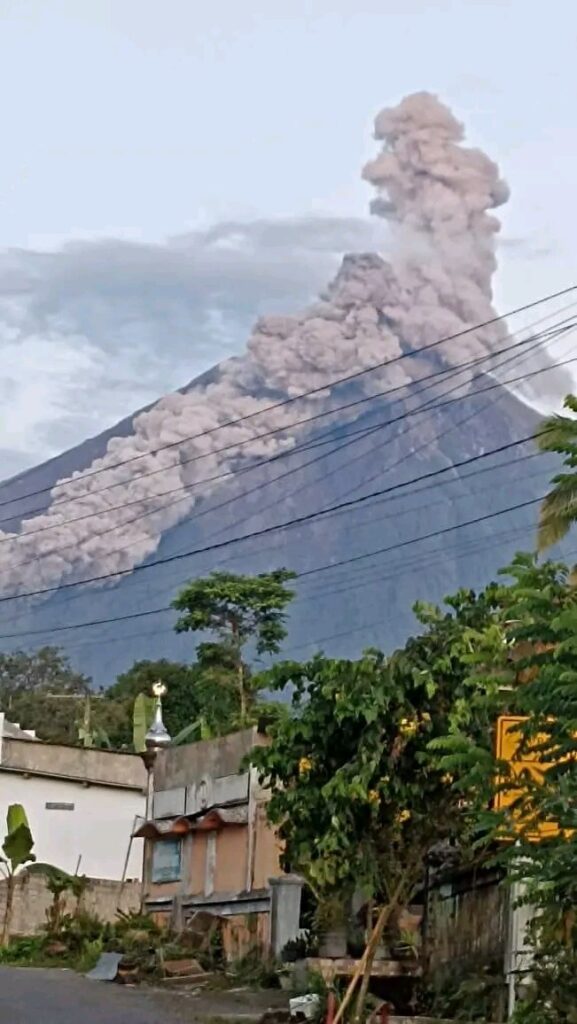 eruzione semeru indonesia