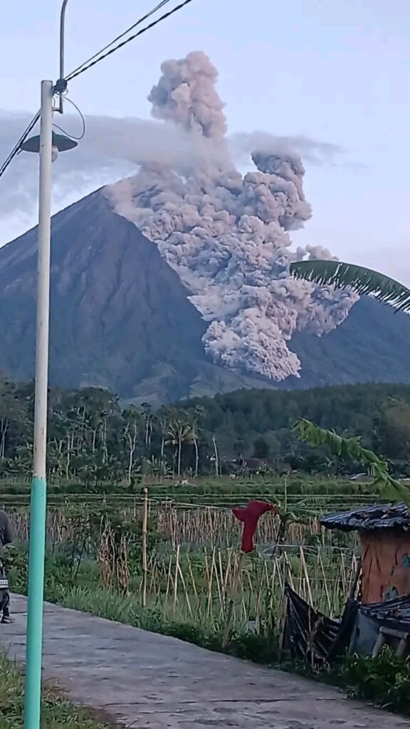 eruzione semeru indonesia