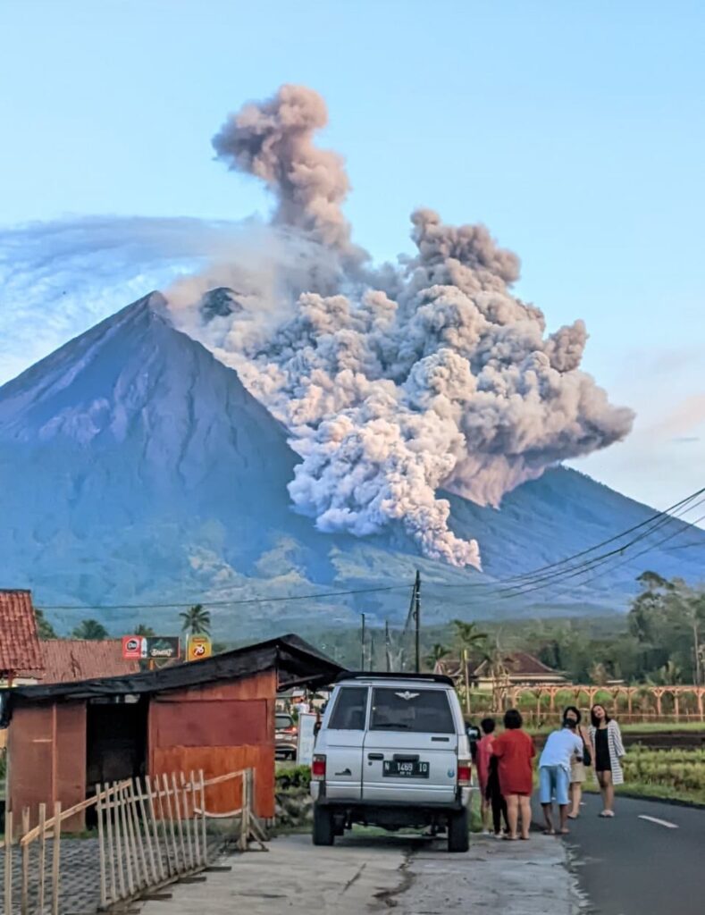 eruzione semeru indonesia