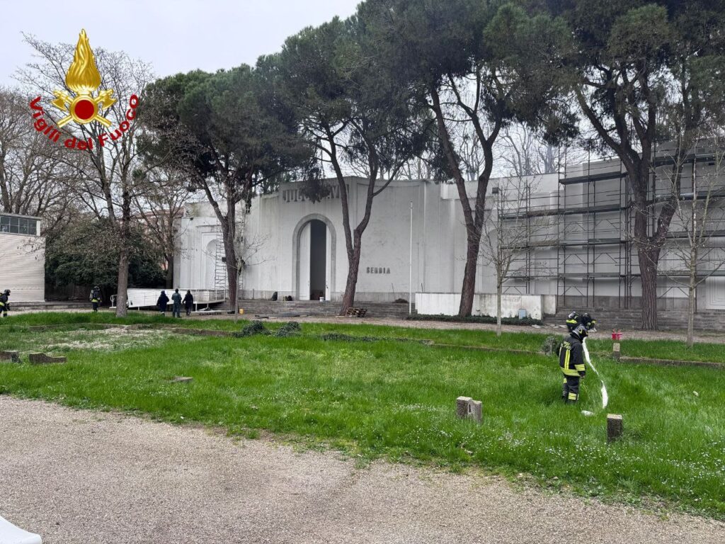incendio biennale venezia