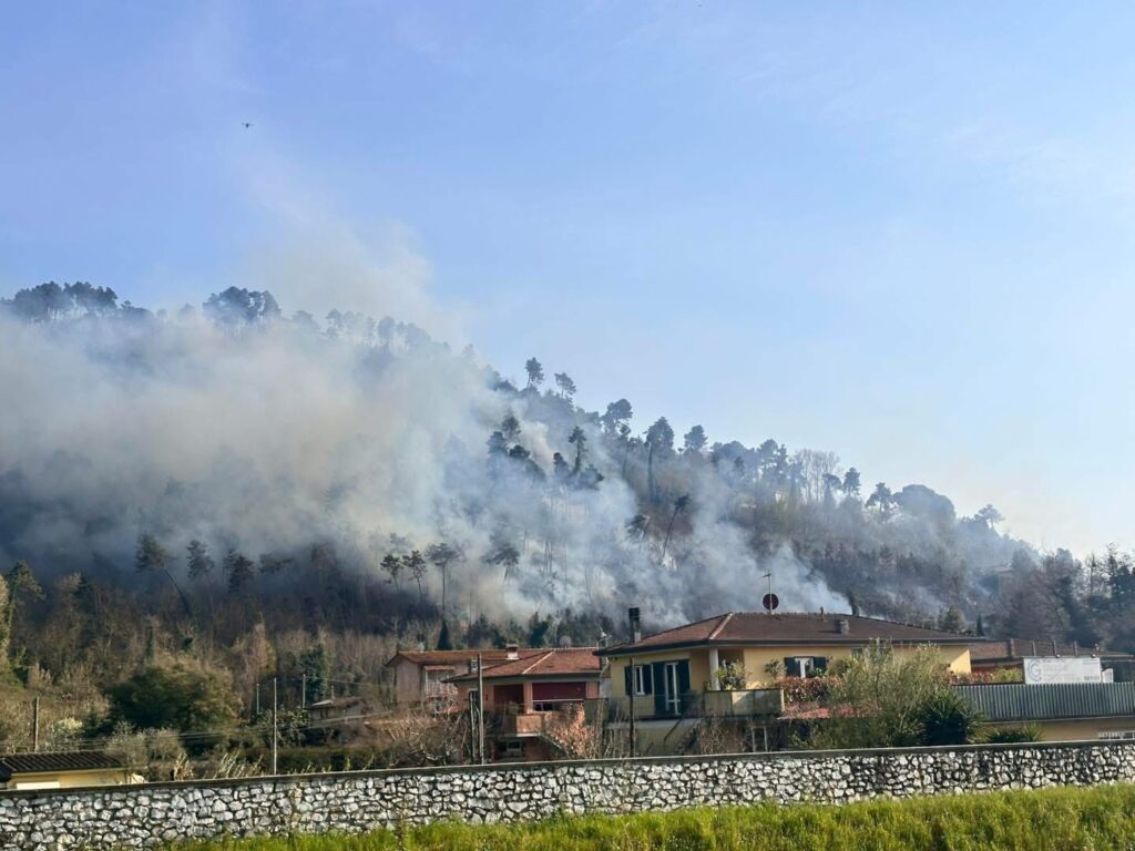 incendio monte moneta toscana