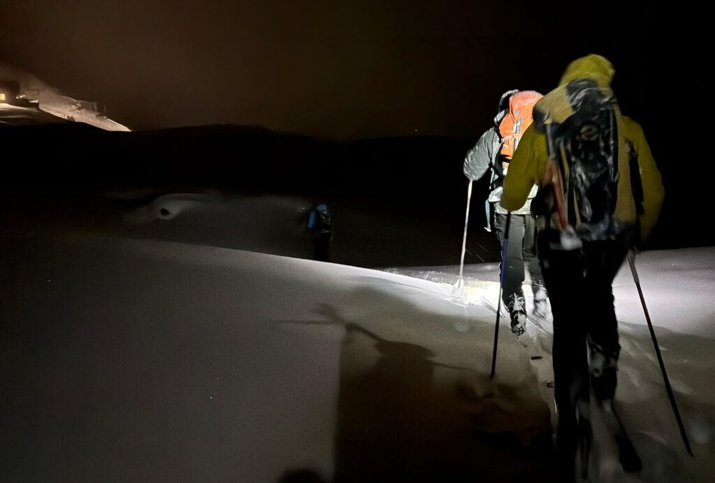 intervento soccorso alpino adamello notte montagna neve