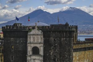 Napoli, neve in primavera sulla cima del Vesuvio