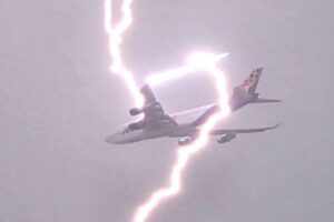 Maltempo Bulgaria fulmine colpisce aereo