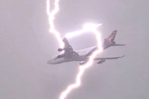 Maltempo Bulgaria fulmine colpisce aereo