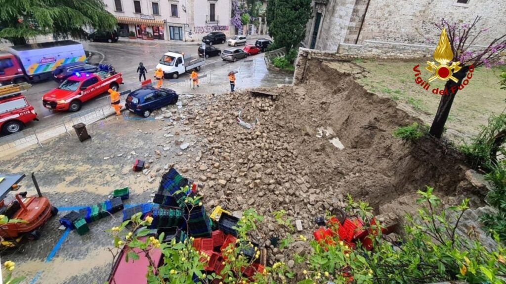 crollo muro maltempo ascoli piceno