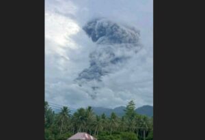 eruzione monte Dukono indonesia