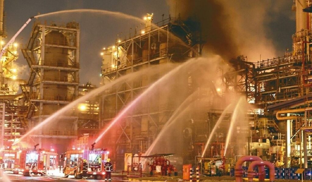 incendio raffineria melbourne