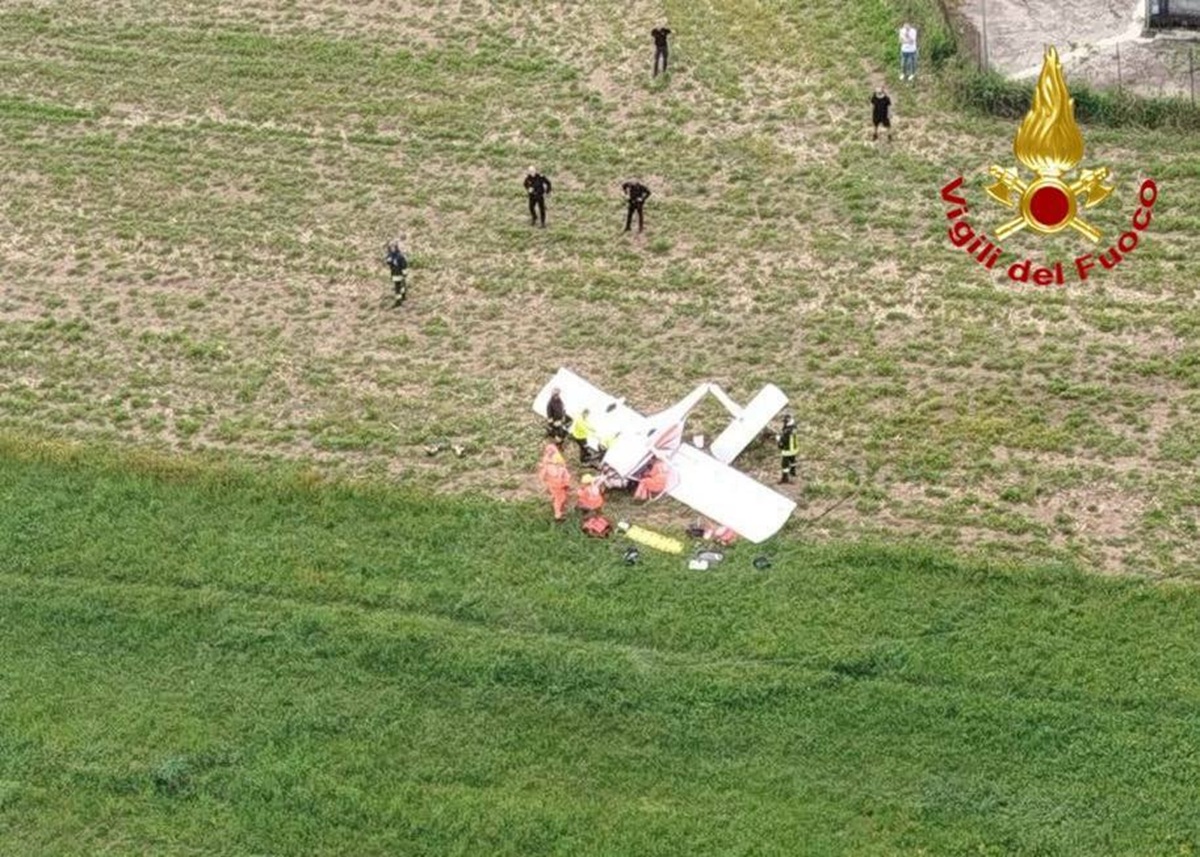 Aereo ultraleggero precipita nel Varesotto: ferito il pilota | FOTO