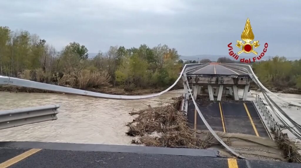 maltempo molise crollo ponte fiume trigno