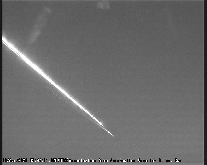 scia luminosa campania 13 aprile 2026