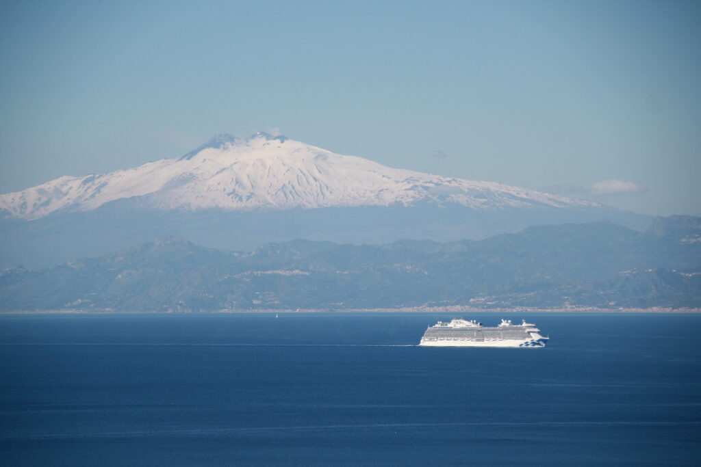 stretto di messina nave da crociera etna neve 24 aprile 2026