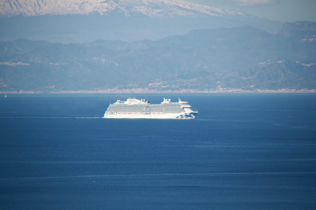 stretto di messina nave da crociera etna neve 24 aprile 2026