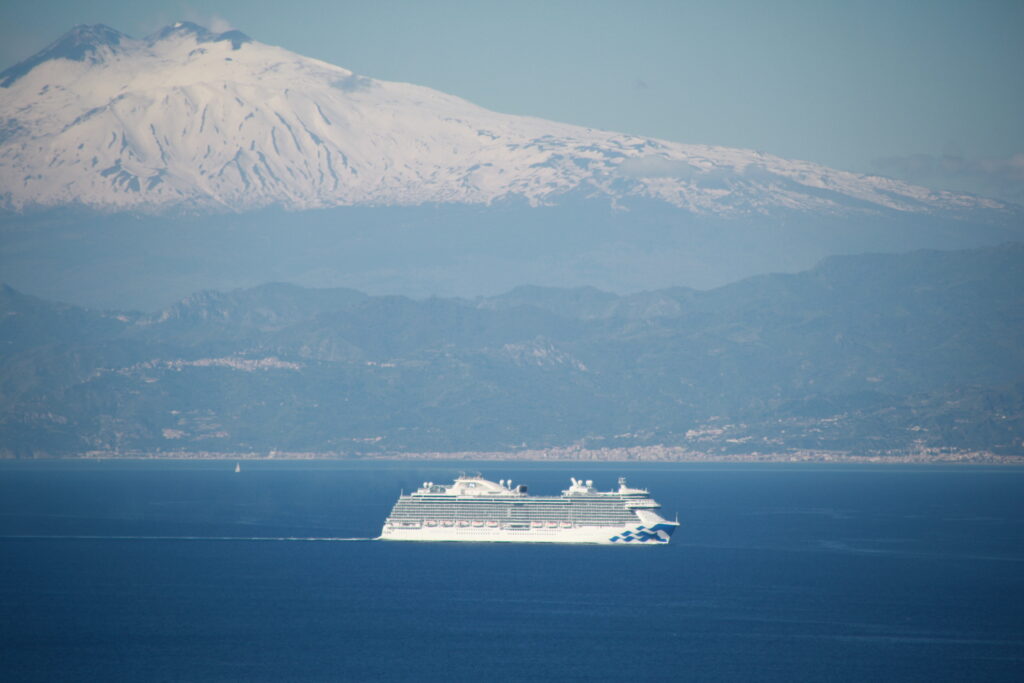 stretto di messina nave da crociera etna neve 24 aprile 2026