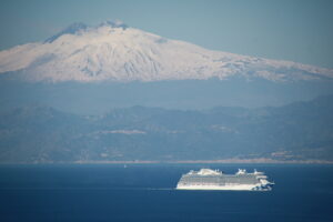 stretto di messina nave da crociera etna neve 24 aprile 2026