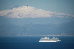stretto di messina nave da crociera etna neve 24 aprile 2026