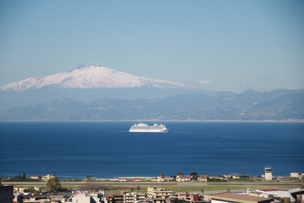 stretto di messina nave da crociera etna neve 24 aprile 2026