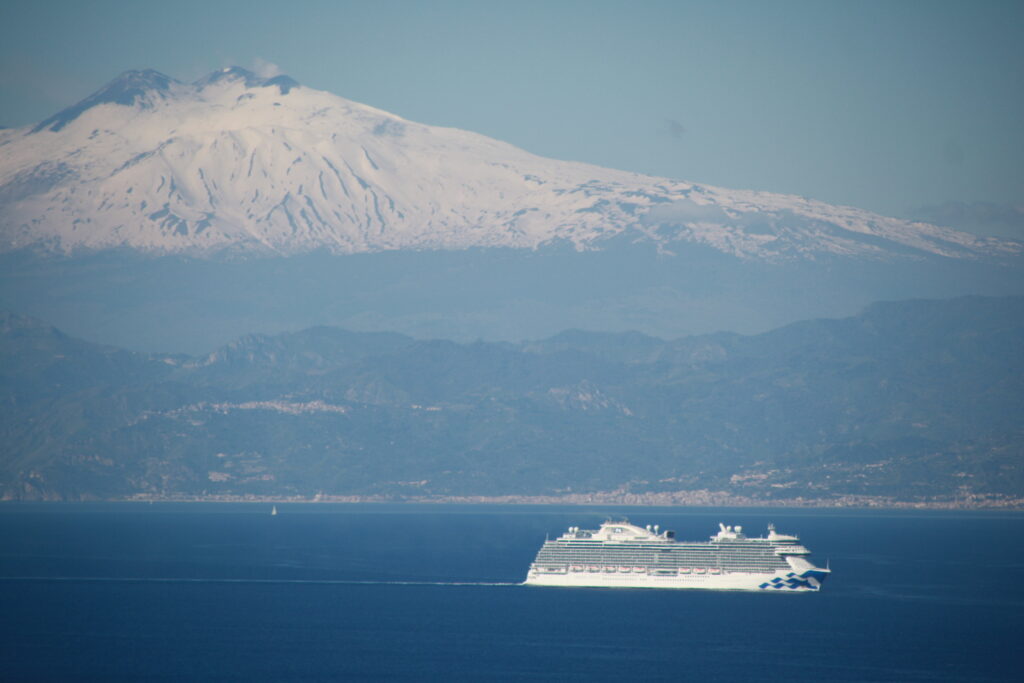 stretto di messina nave da crociera etna neve 24 aprile 2026