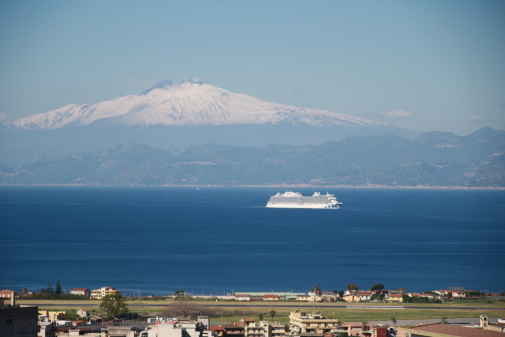 stretto di messina nave da crociera etna neve 24 aprile 2026