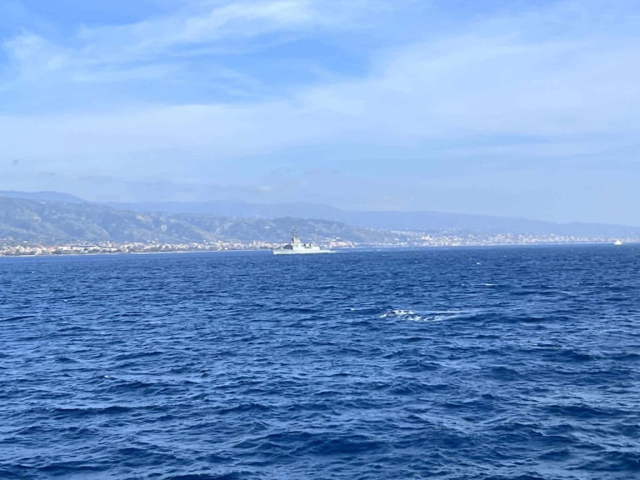 HMS-Dauntless-stretto-di-messina-_1_