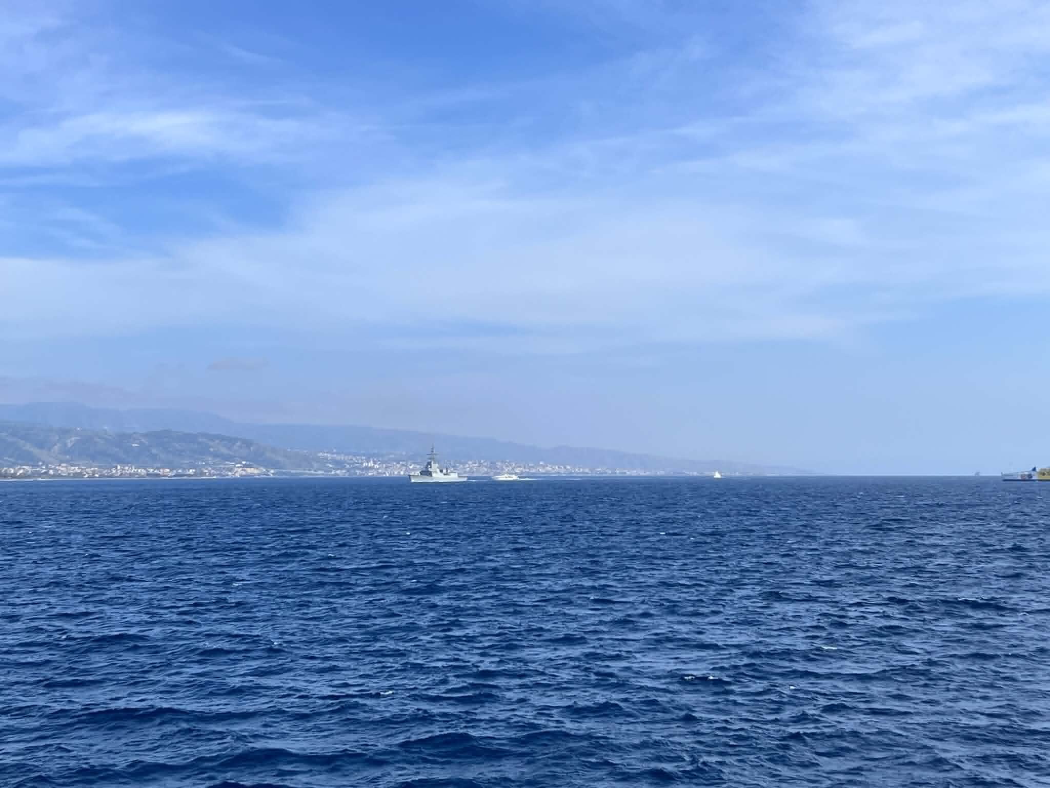 HMS-Dauntless-stretto-di-messina-_2_