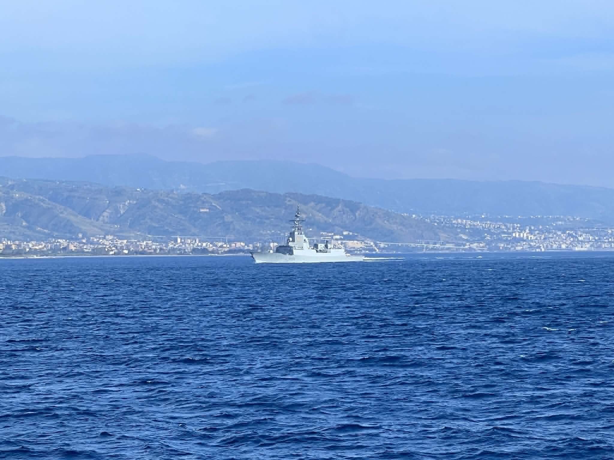 HMS-Dauntless-stretto-di-messina-_3_