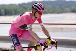 Jonas Vingegaard maglia rosa celebrativa terremoto friuli venezia giulia