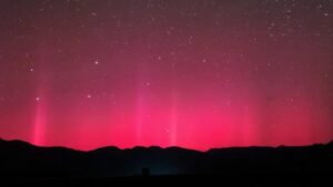 aurora polare rossa
