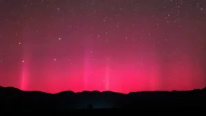 aurora polare rossa