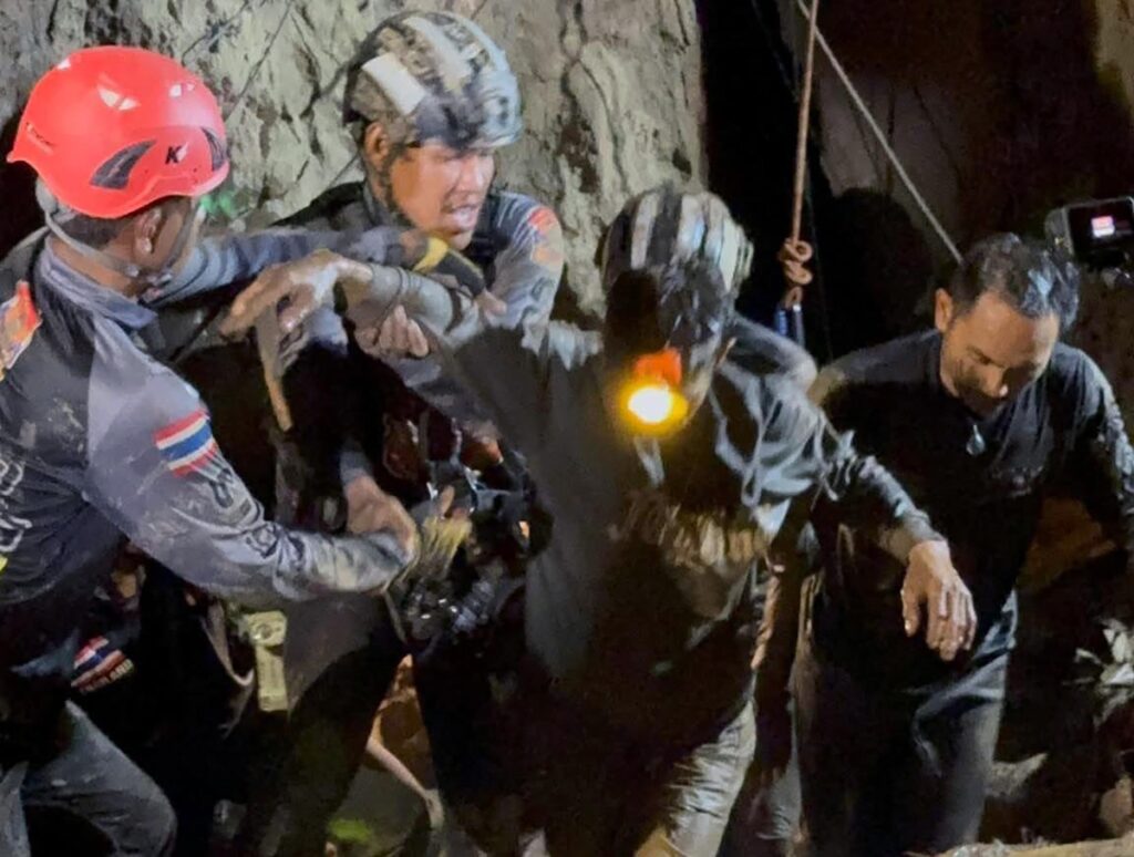 bloccati grotta laos