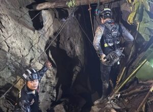 bloccati grotta laos