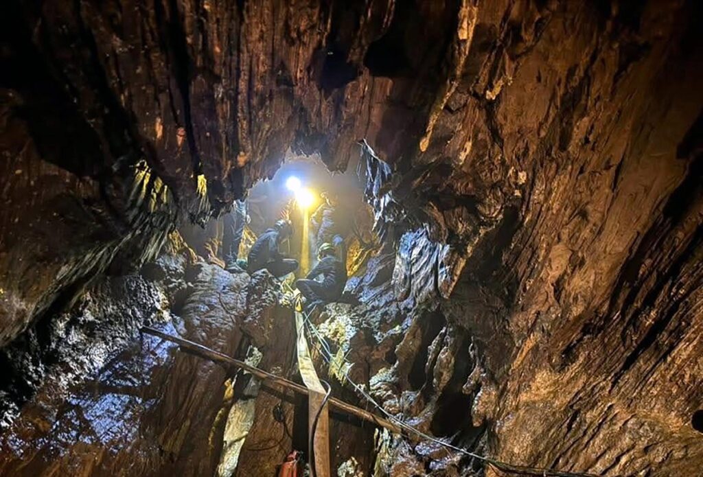 bloccati grotta laos