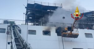 incendio nave napoli
