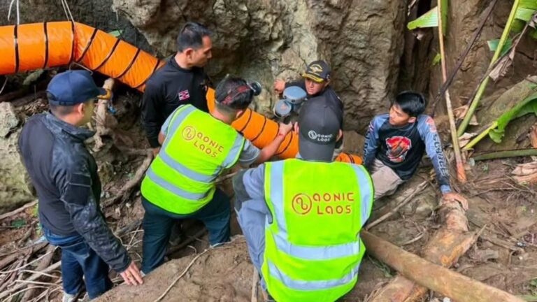 persone bloccate grotta laos
