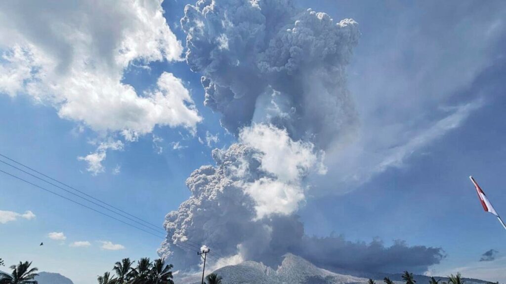 eruzione vulcano Lewotobi Laki-Laki indonesia
