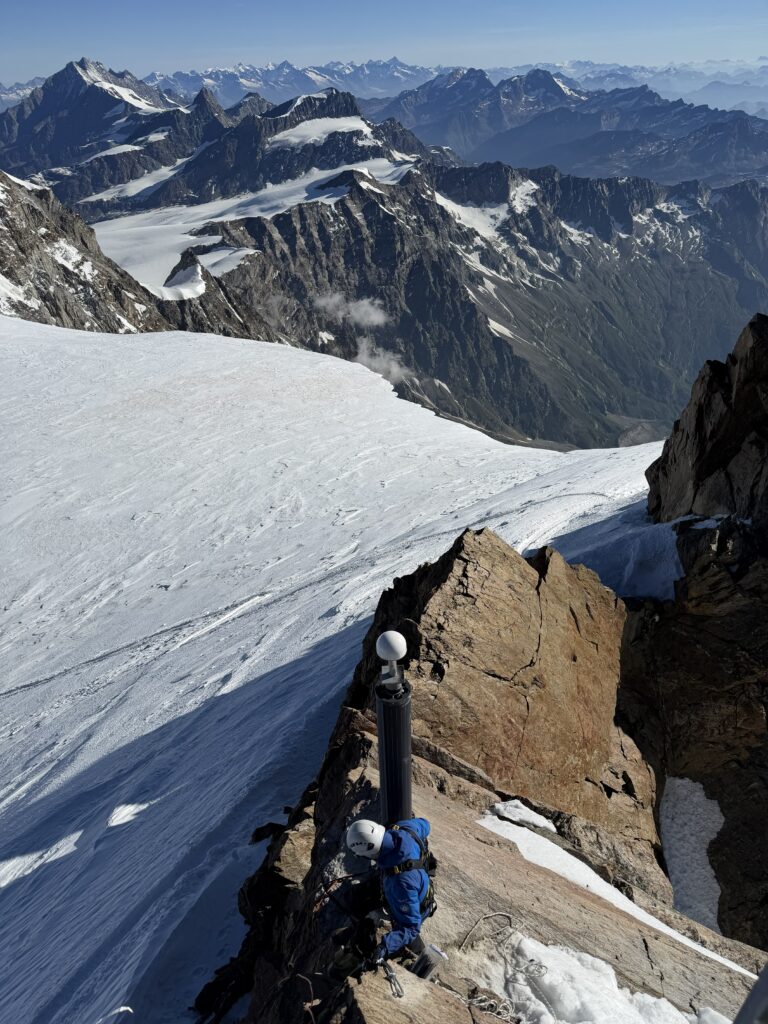 foto stazione GPS più alta d'Europa Capanna Margherita Monte Rosa Politecnico Torino