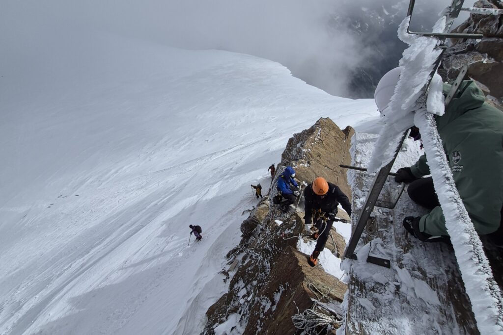 foto stazione GPS più alta d'Europa Capanna Margherita Monte Rosa Politecnico Torino