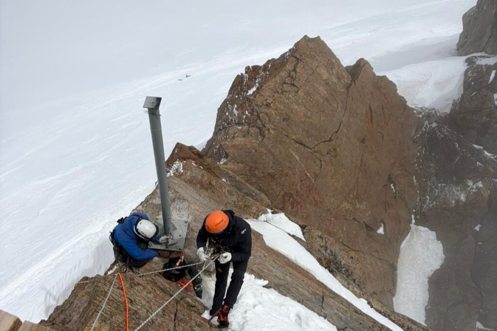 foto stazione GPS più alta d'Europa Capanna Margherita Monte Rosa Politecnico Torino