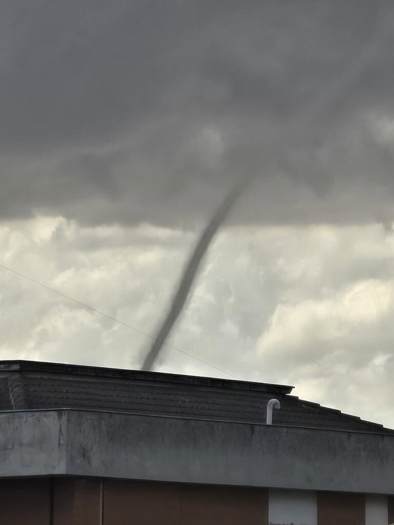 maltempo tornado foggia puglia