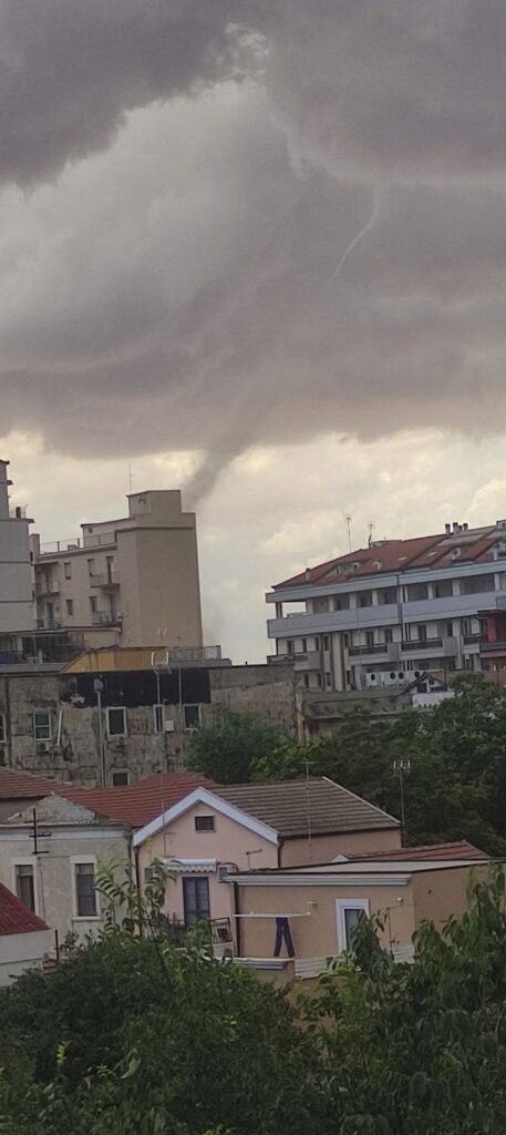 maltempo tornado foggia puglia
