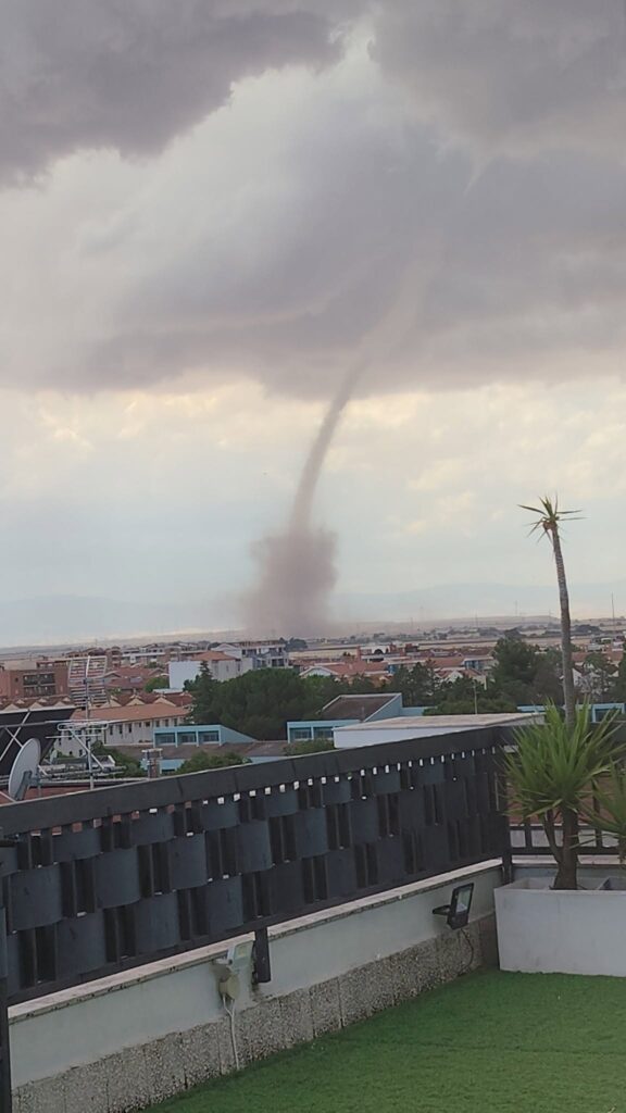 maltempo tornado foggia puglia