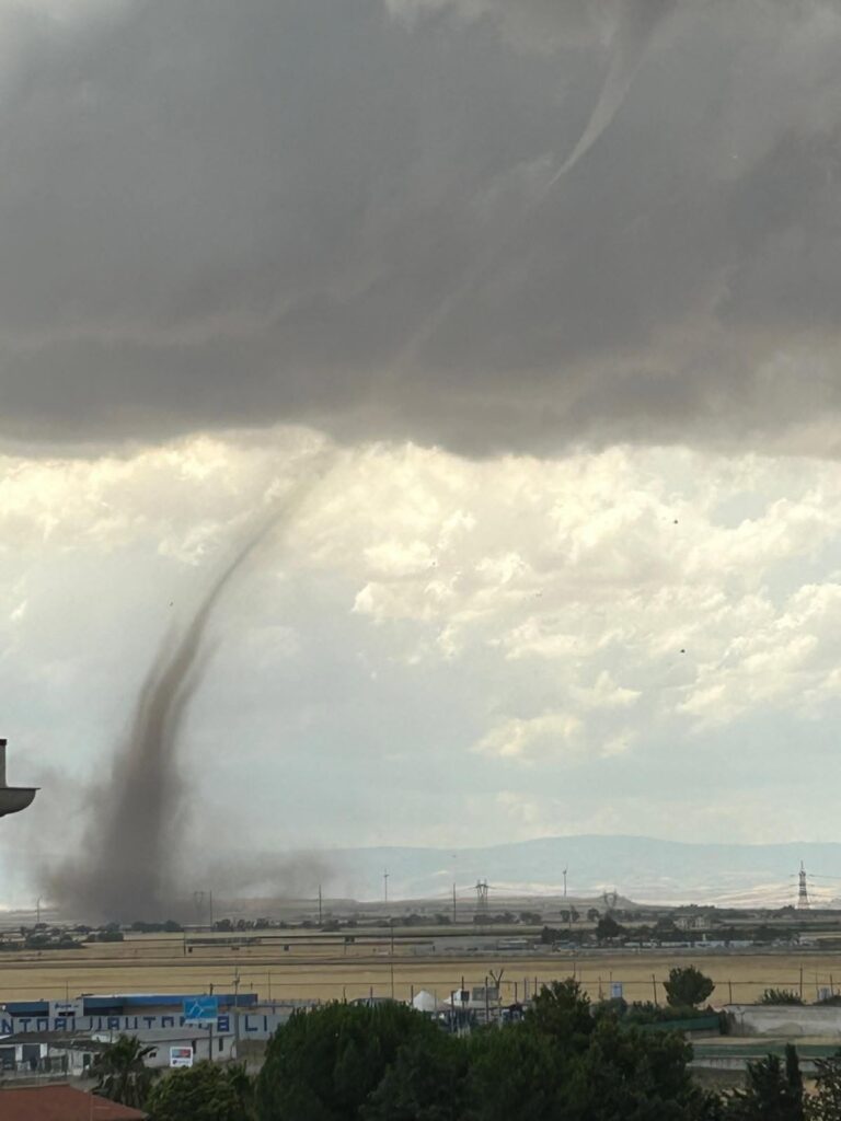 maltempo tornado foggia puglia